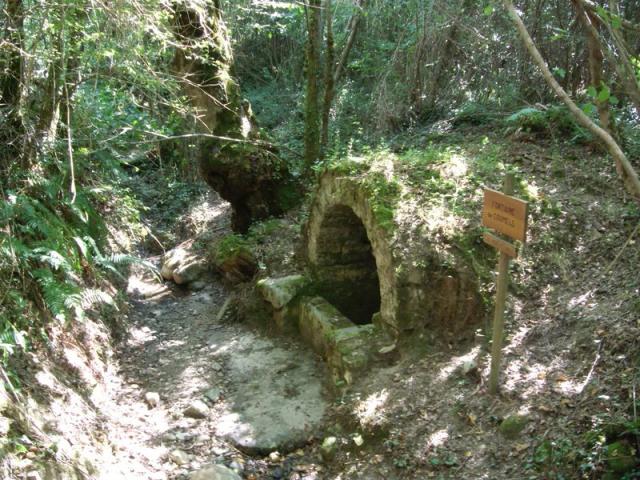 une fontaine voutée