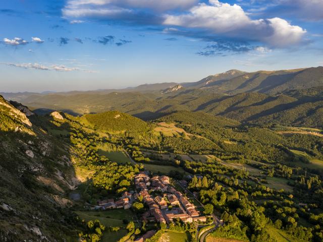 Village de Roquefixade et vallée de Lesponne