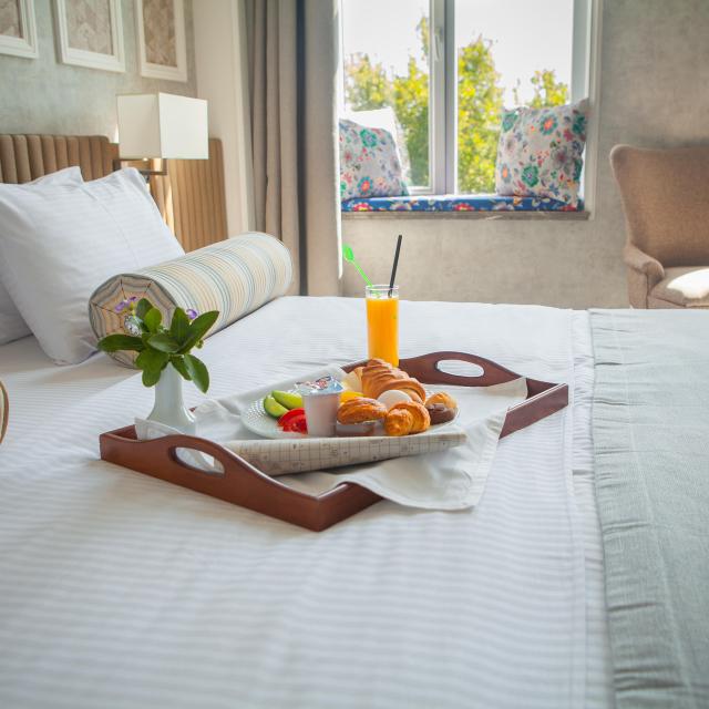crescent-egg-shell-orange-juice-breakfast-at-yourt-plateau-at-bed-in-hotel-room
