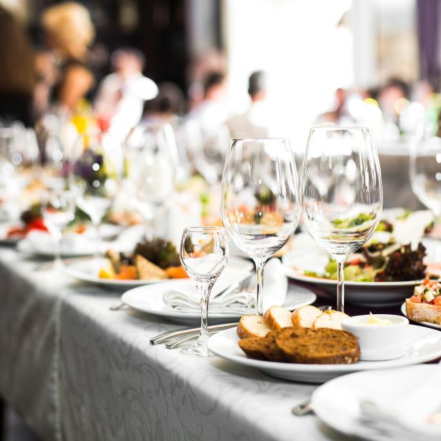 vidrieras-y-piedras-vidrieras-en-la-mesa-preparada-para-la-boda