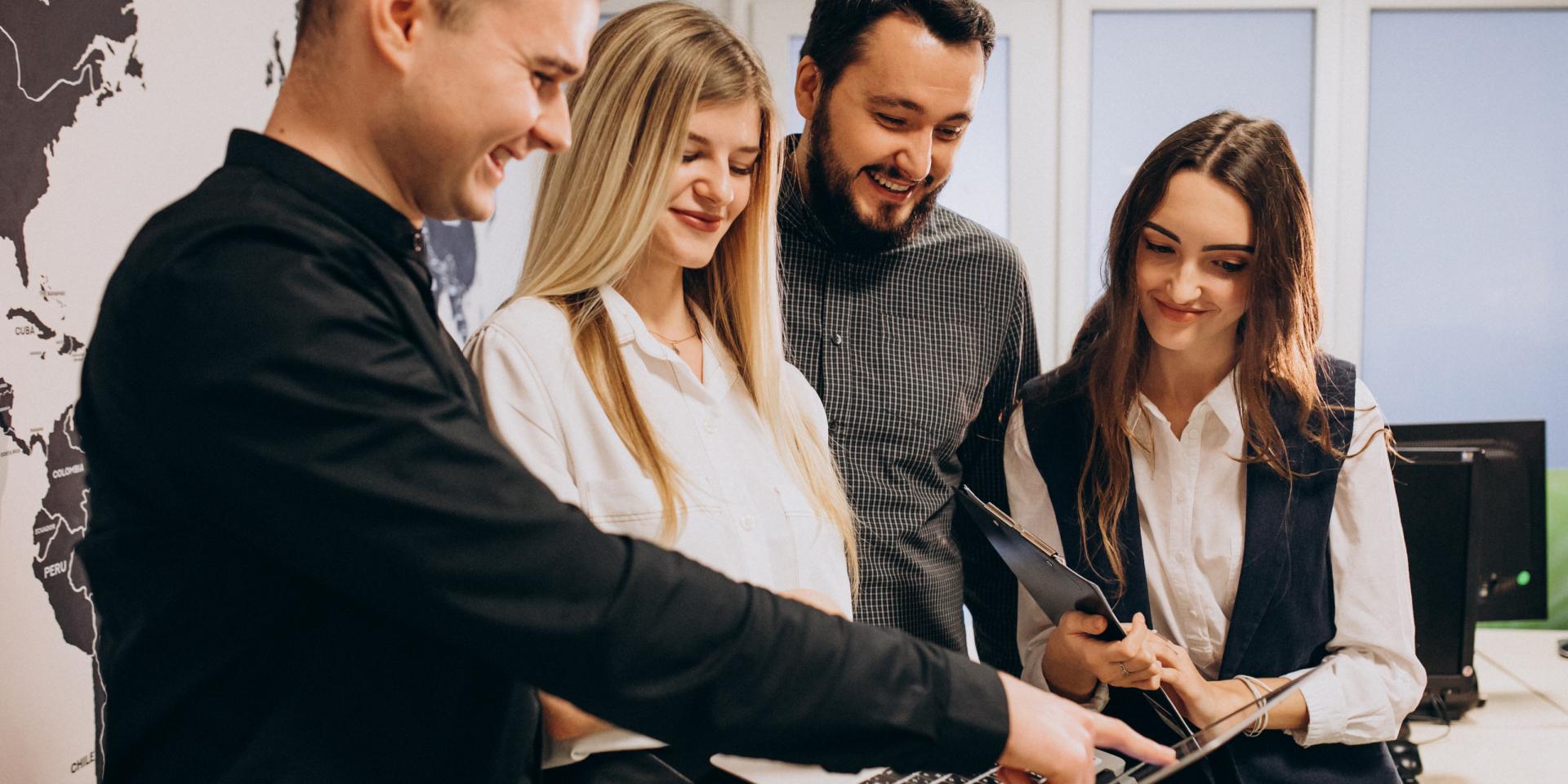 Trabajadores del equipo corporativo de una empresa informática