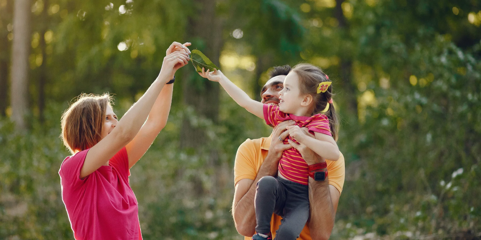 Linda familia jugando en el parque de verano